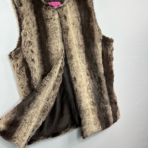 Betsey Johnson Faux Fur Fly Away Vest Size Large MSRP: $68.00 - Picture 4 of 15